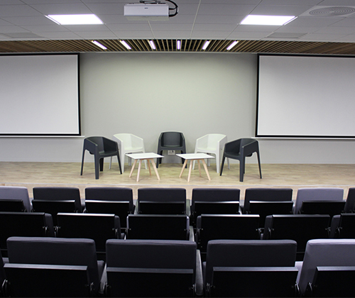 Salle d'amphi pour des conférences à Chantepie