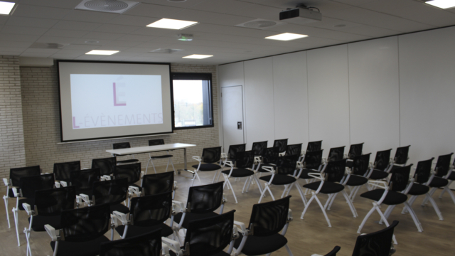 Salle 1 en configuration conférence Salle 1 ecran