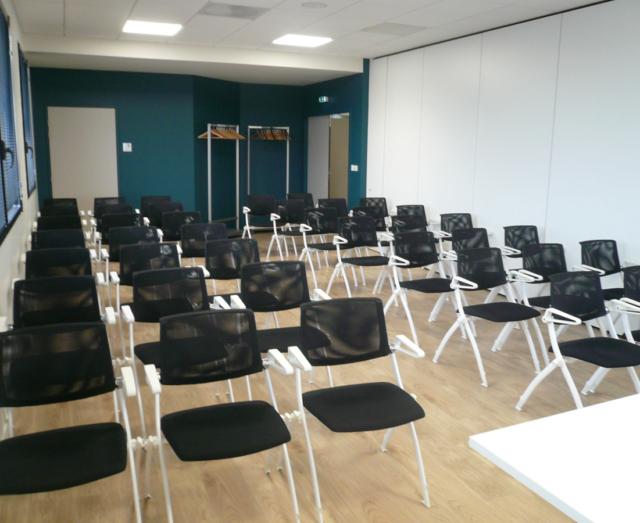 Salle 3 en configuration conférence Salle 3 en format conférence